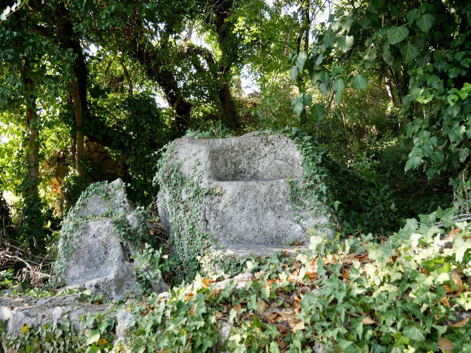 Stoelen stolac bij kerkje