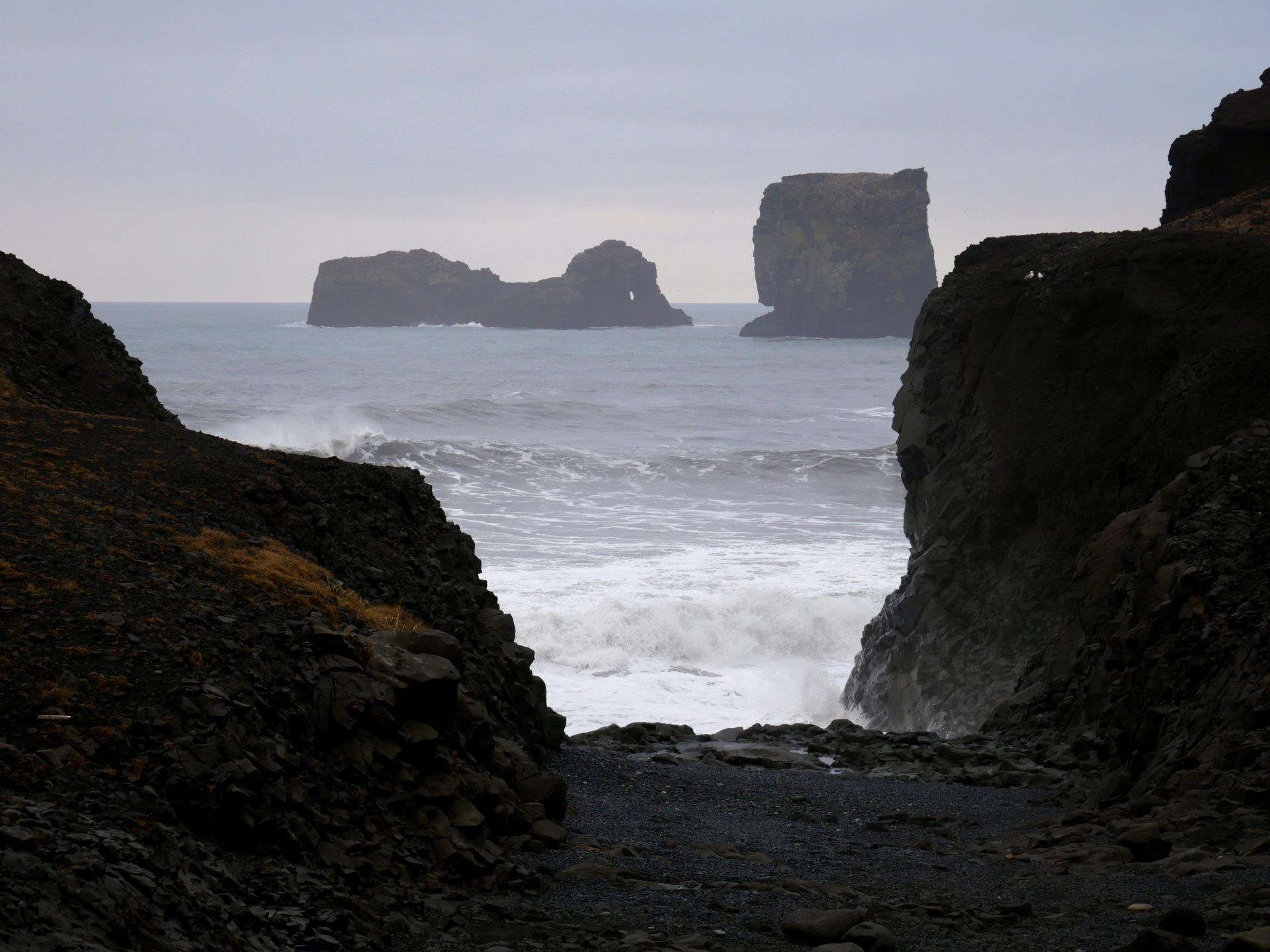 uitzicht op Kirkjufjara strand