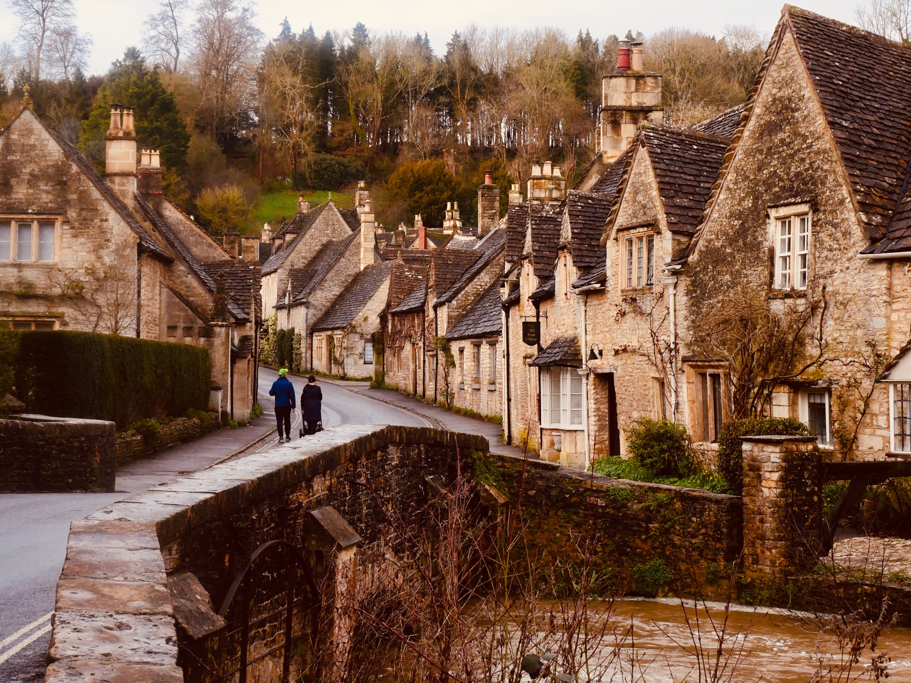 instagrammable plek castle combe waterlane