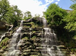Zwemmen bij een waterval in Italië