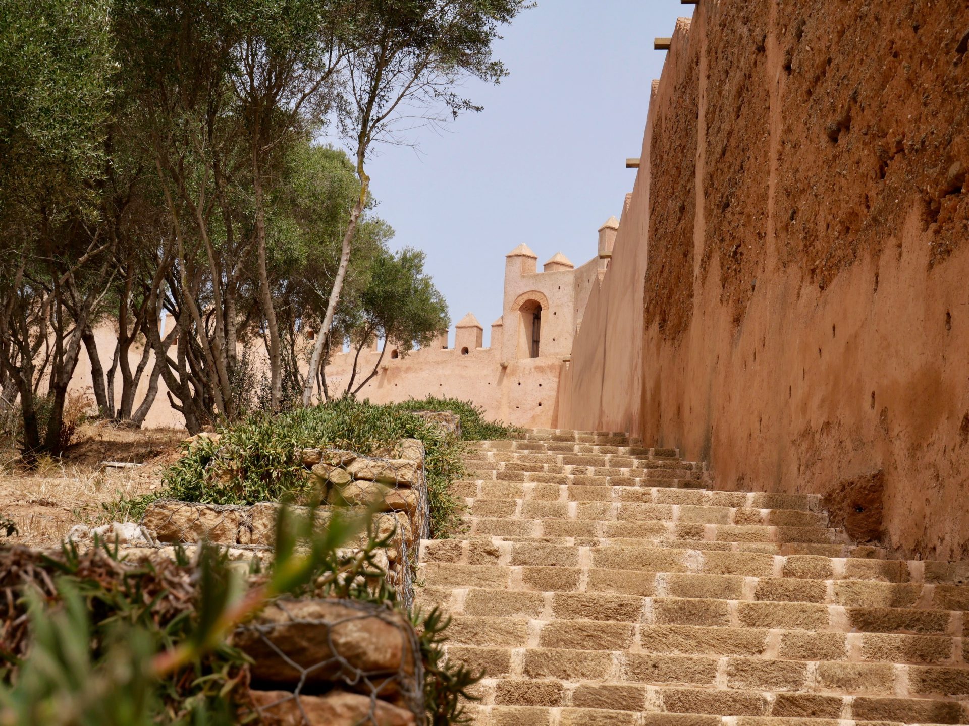 trap rondom de muur