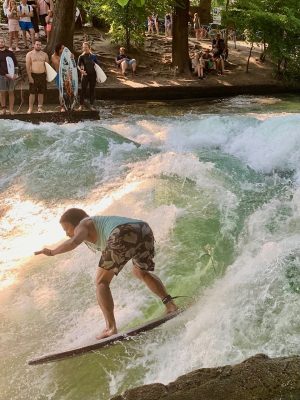 De Eisbachwelle in München, een uniek surfparadijs in de stad