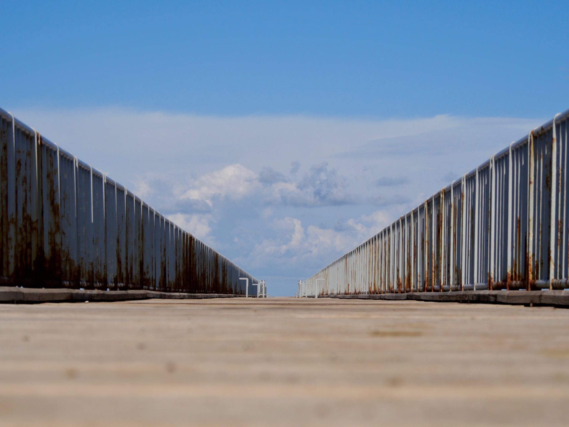 Limni pier kikkerperspectief