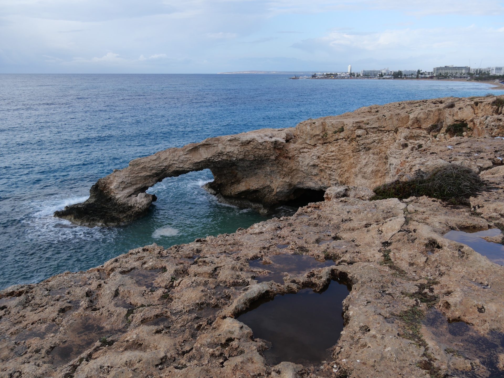ongelijke rotsen en poeltjes met water bij de natuurlijke brug op Cyprus