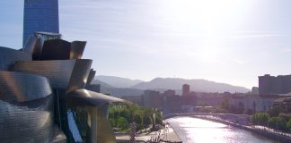 Guggenheim bilbao vanaf de brug