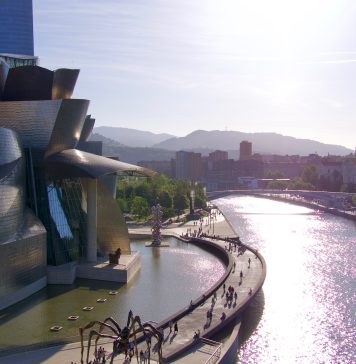 Guggenheim bilbao vanaf de brug