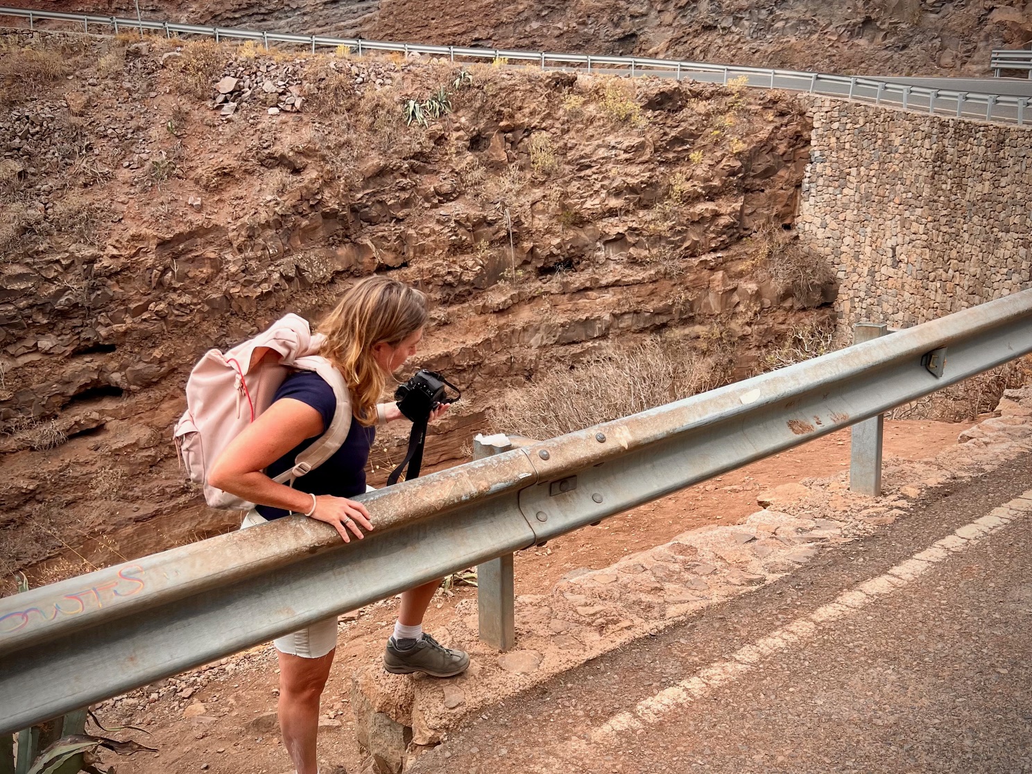 Over het hek klimmen op bij de Red Canyon Gran Canaria te komen