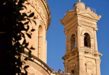 de rotunda van mosta beklimmen