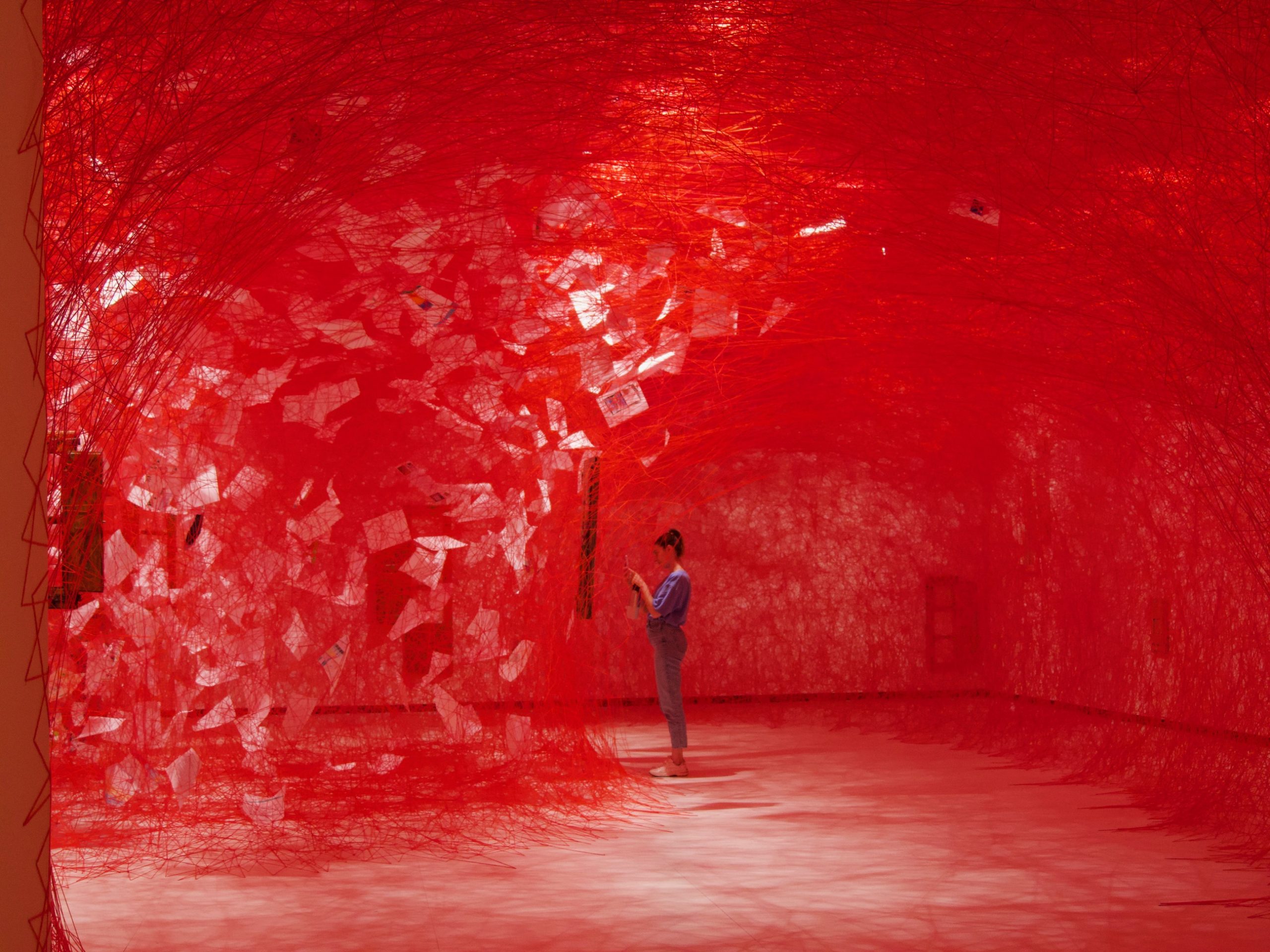 Azkuna Zentroa tentoonstelling van Chiharu Shiota