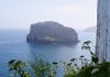 9 onvergetelijke dagtrips vanuit Bilbao, ontdek de verrassende omgeving Gaztelugatxe zicht op eiland en bloemen