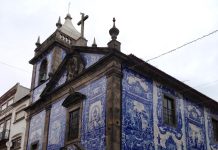 Gebouw in Porto met Azulejos