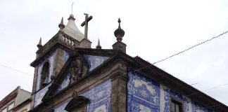 Gebouw in Porto met Azulejos