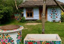 gekleurde huisjes met bloemen in Zalipie polen