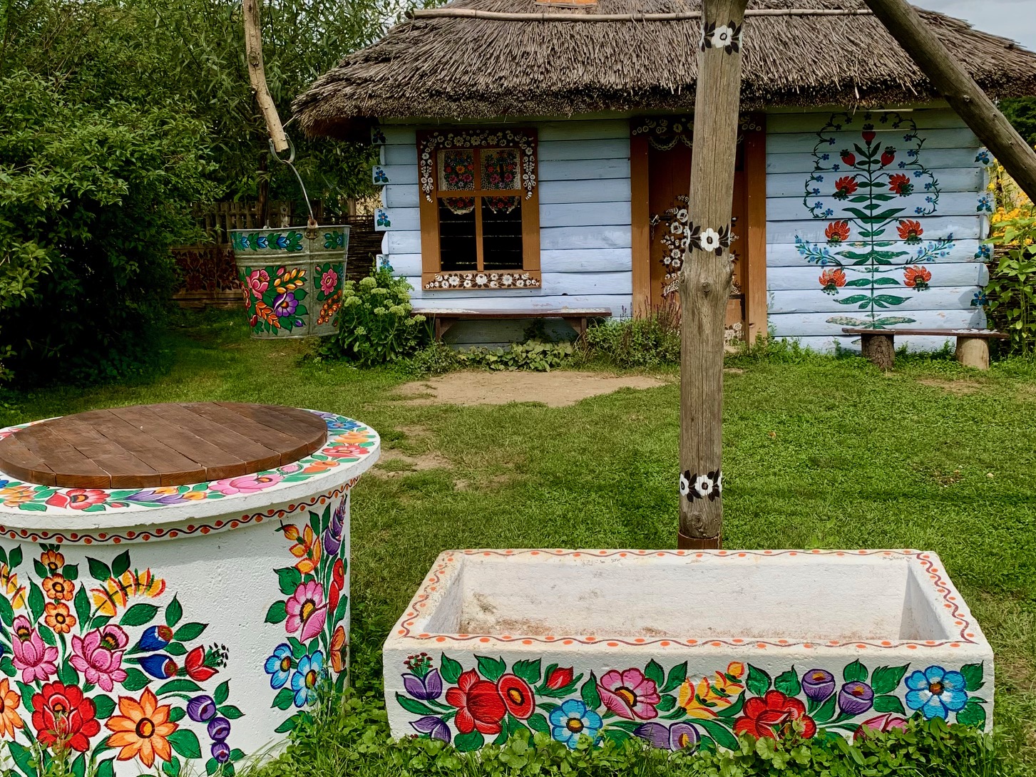 gekleurde huisjes met bloemen in Zalipie polen