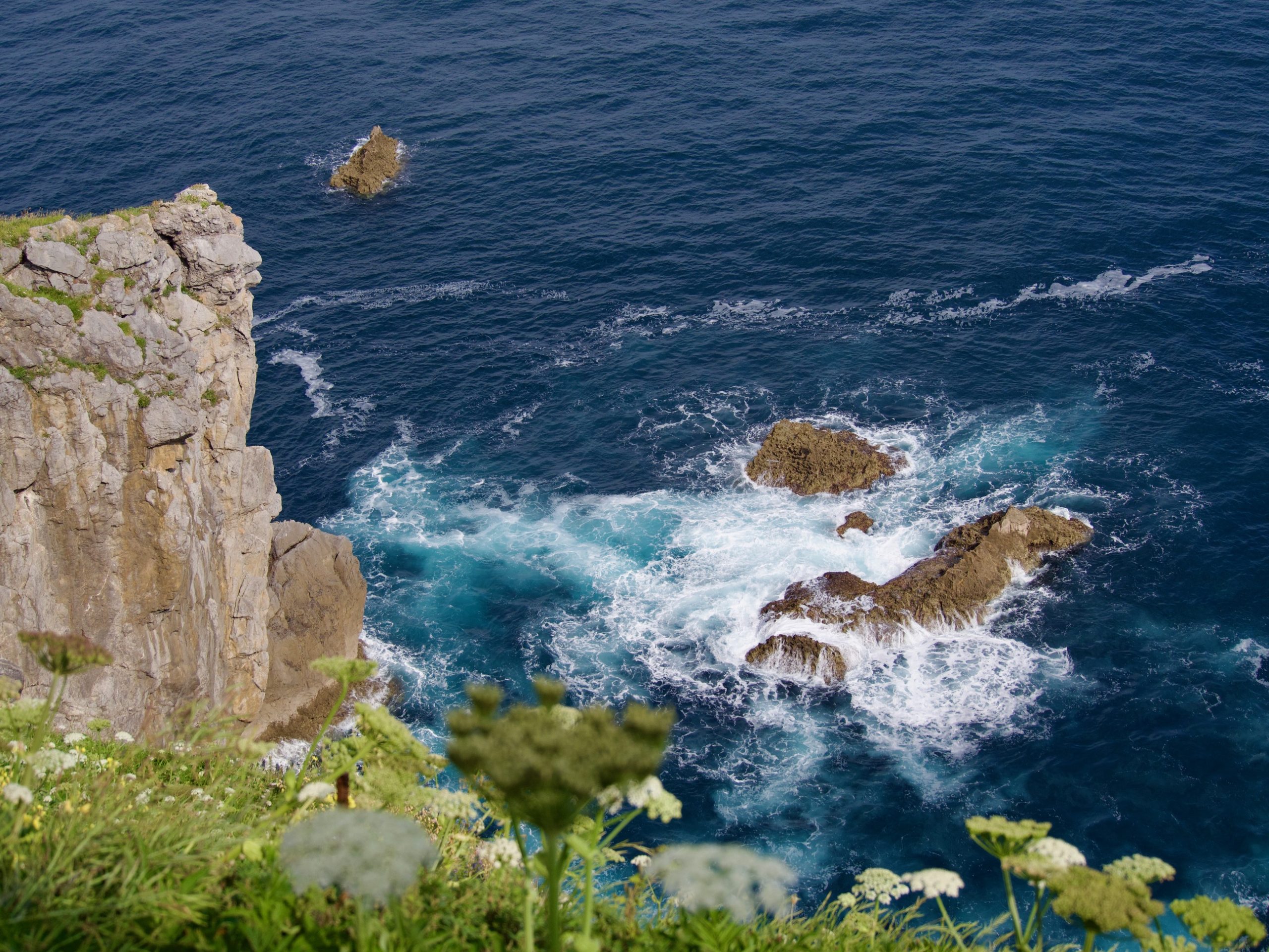 woeste golven Gaztelugatxe