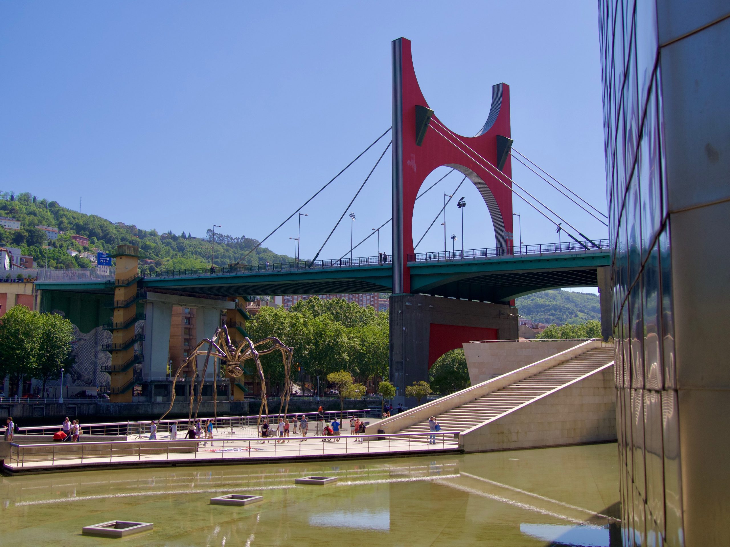 Brug met kunstwerk buiten het guggenheim