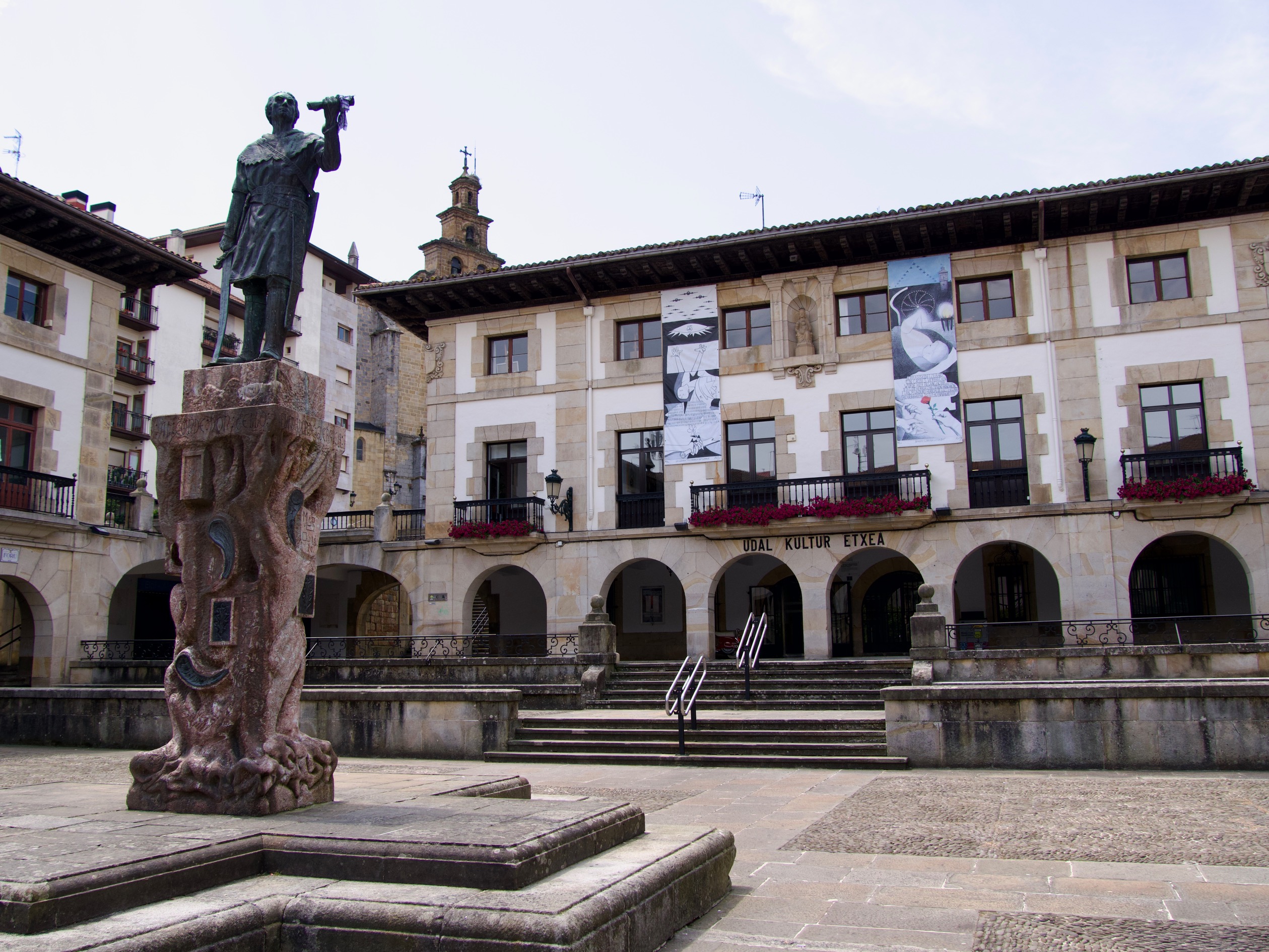 plein met standbeeld gernika