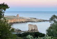 De rotskust bij ondergaande zon in Puglia