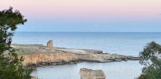 De rotskust bij ondergaande zon in Puglia