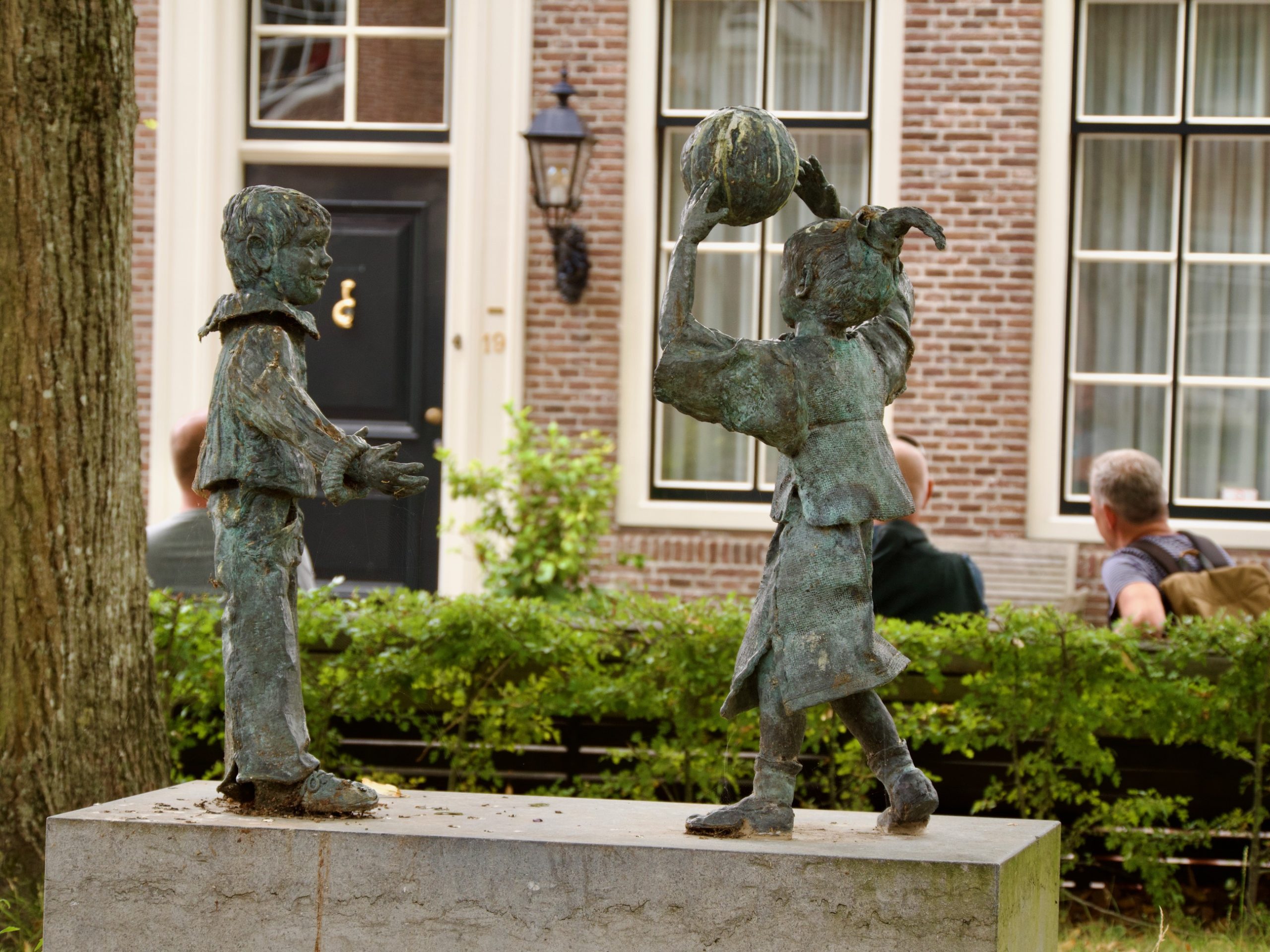 Standbeeld spelende kinderen op de markt in Veere