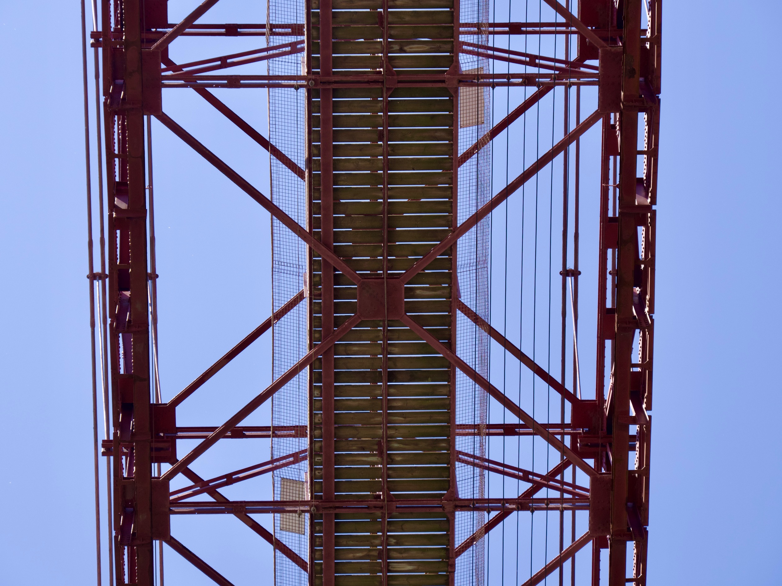 te voet over de loopbrug