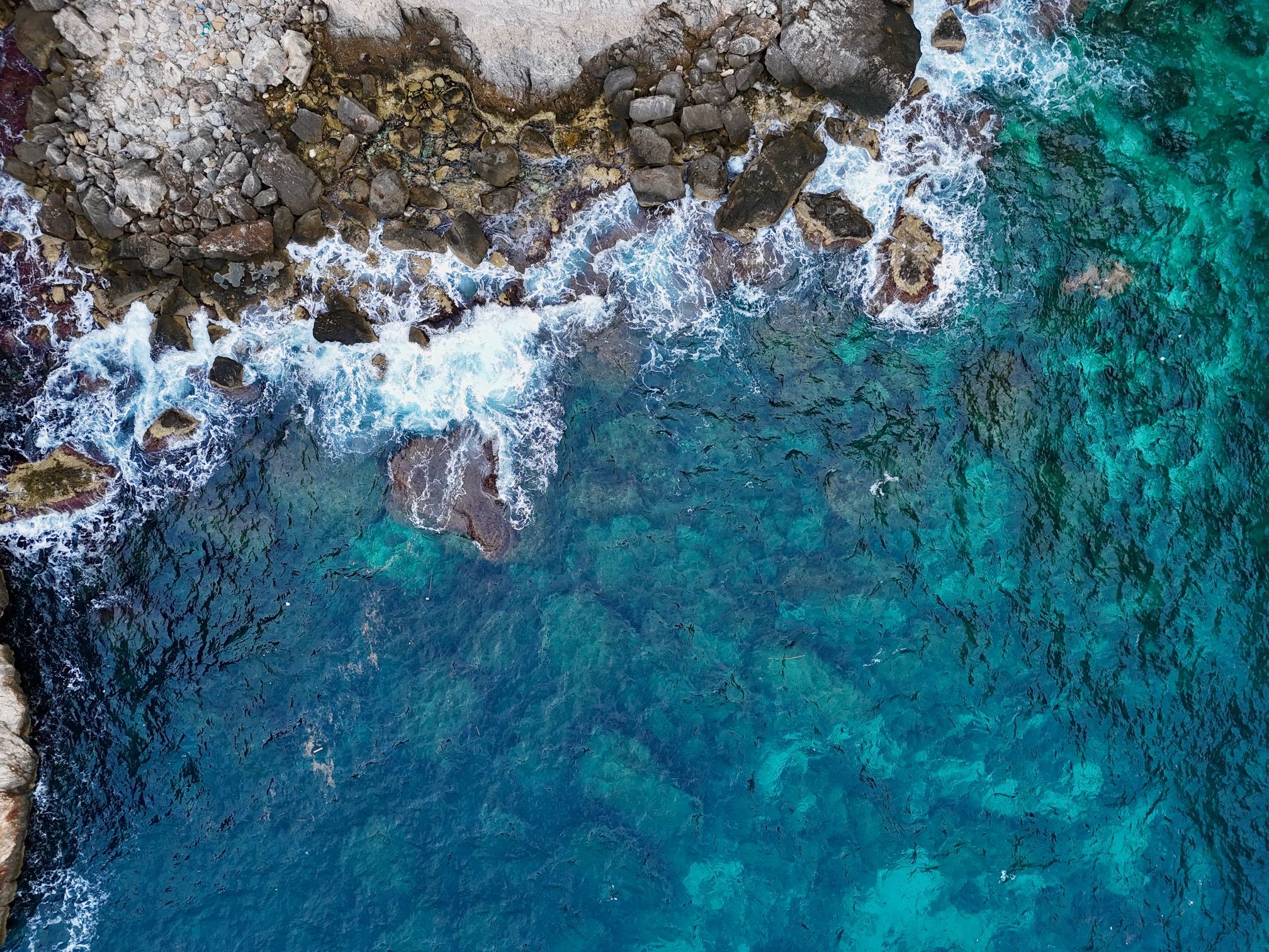 Hoe ontstaat de blauwe gloed in de grot