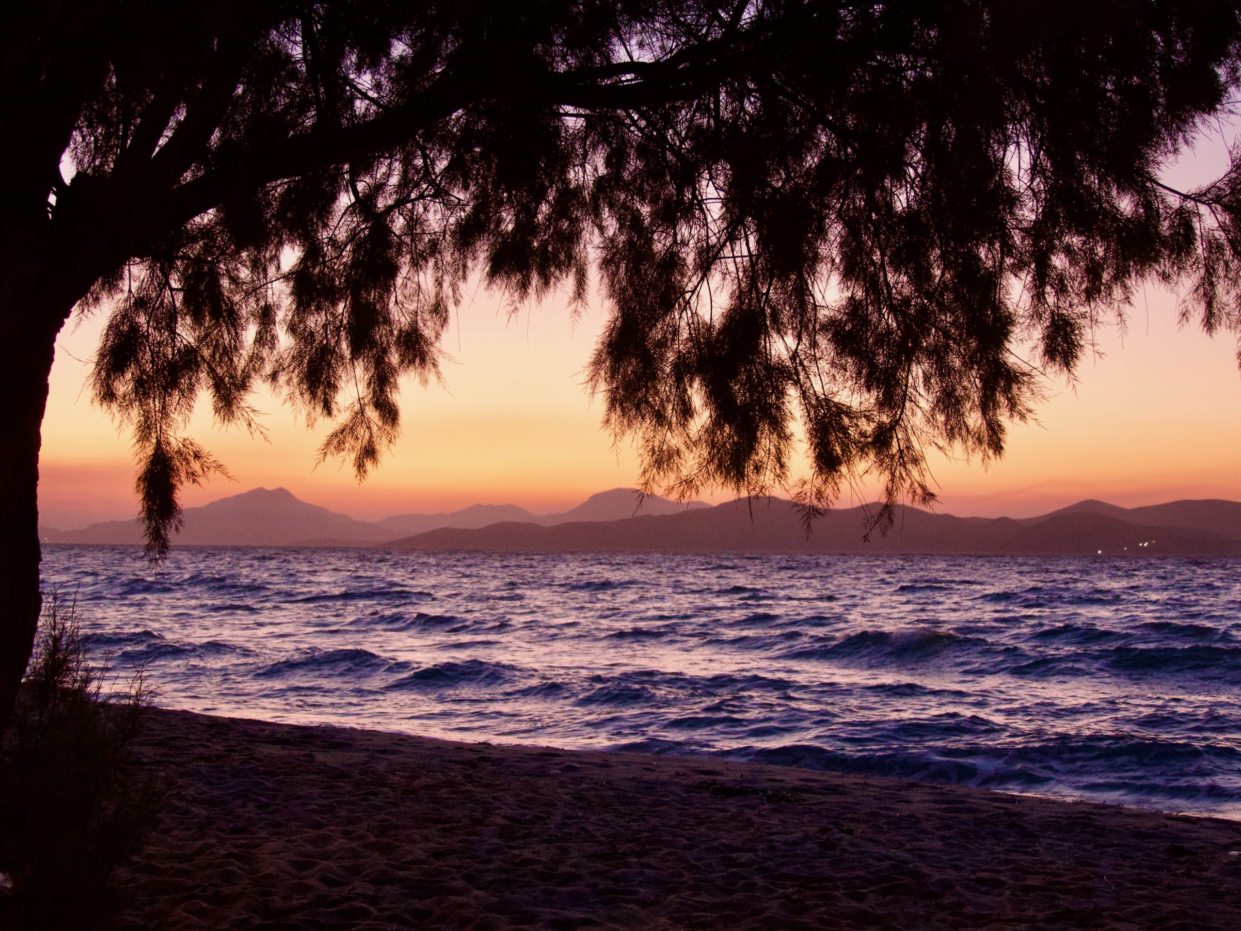 Uitzicht op de bergen bij ondergaande zon in Tigaki, Kos