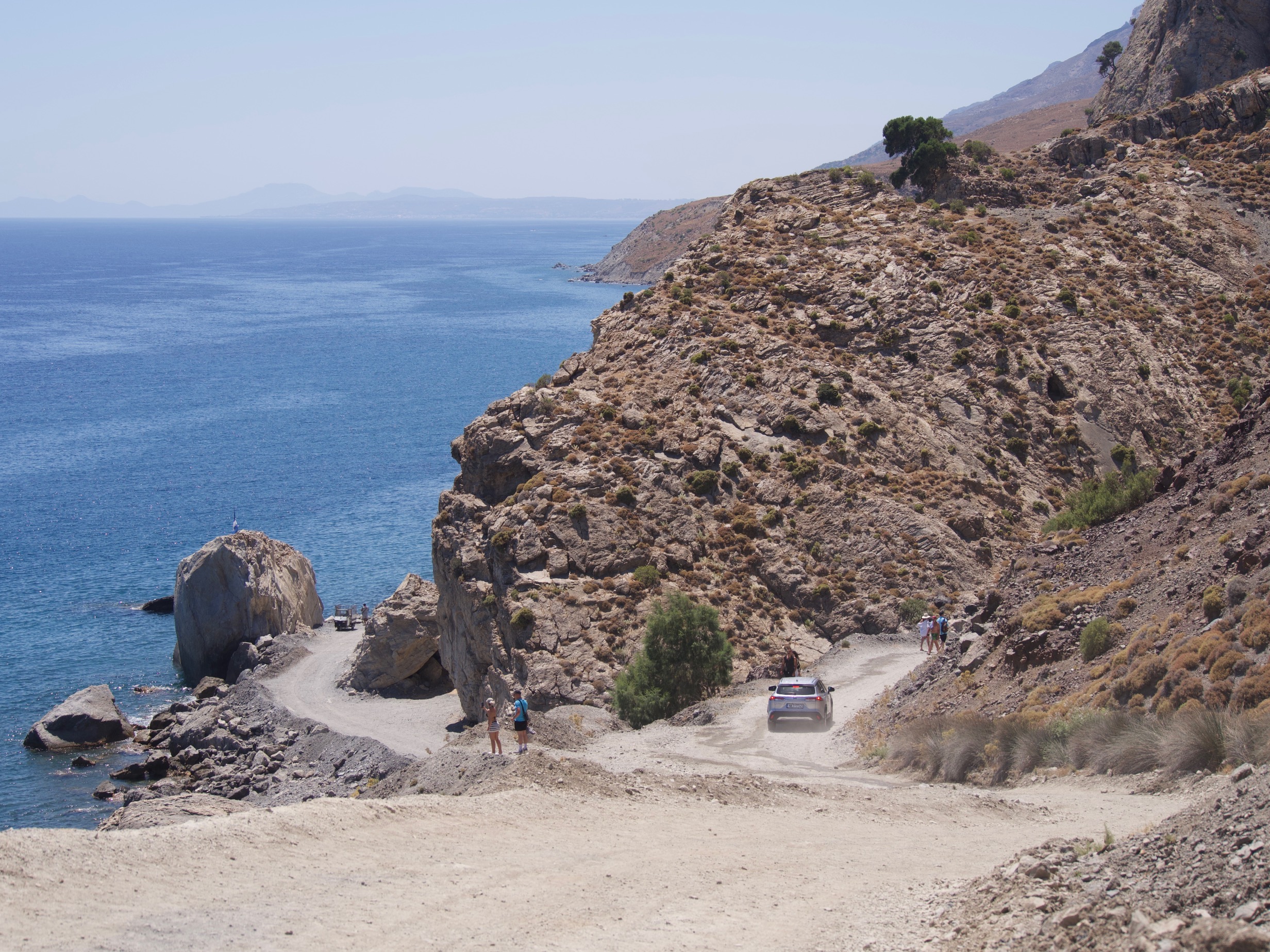 Auto over het pad naar Embros Thermae