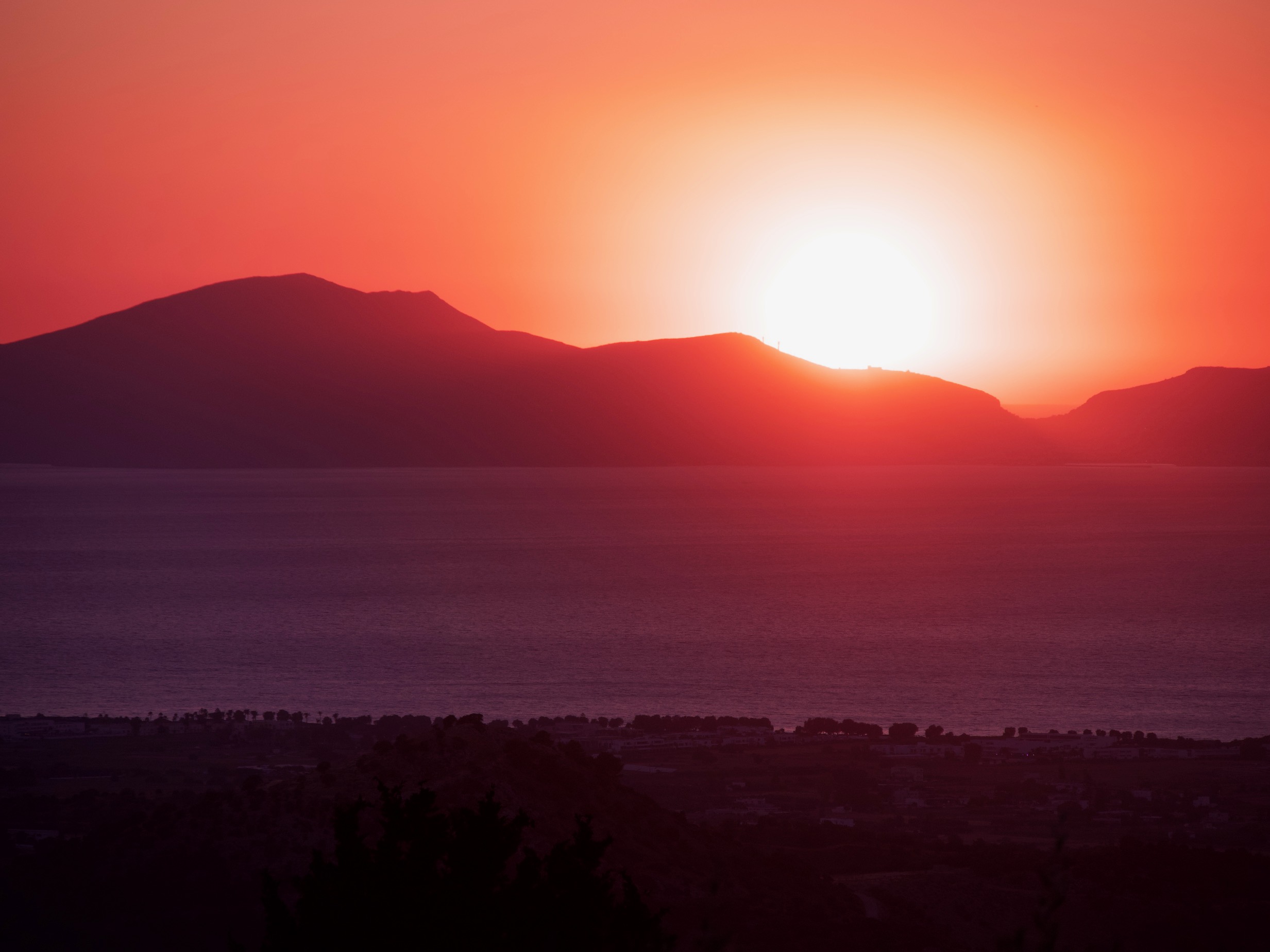 Oranje lucht tijdens de zonsondergang in Zia, Griekenland
