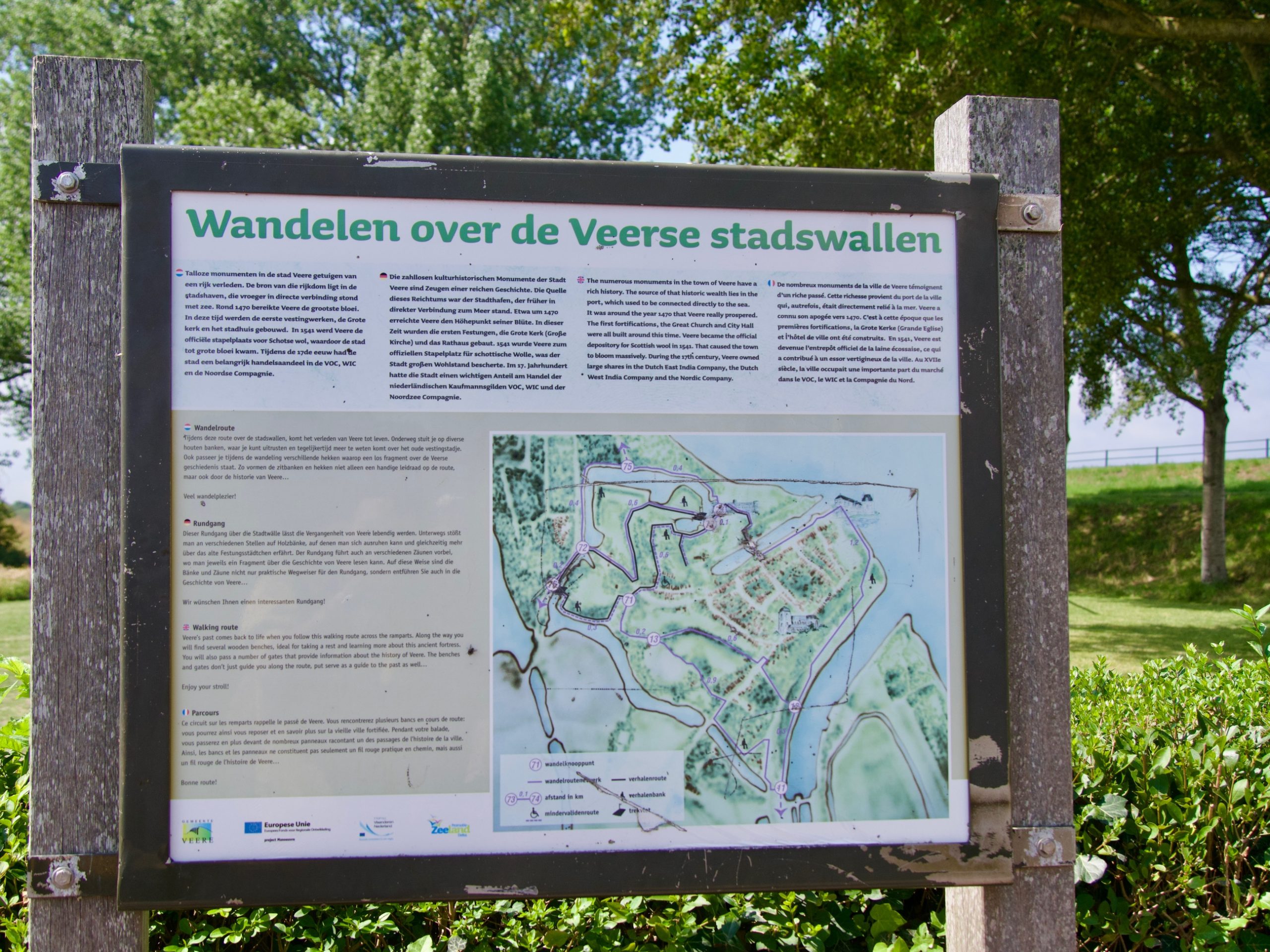 Bord van de wandeling over de Veerse stadswallen