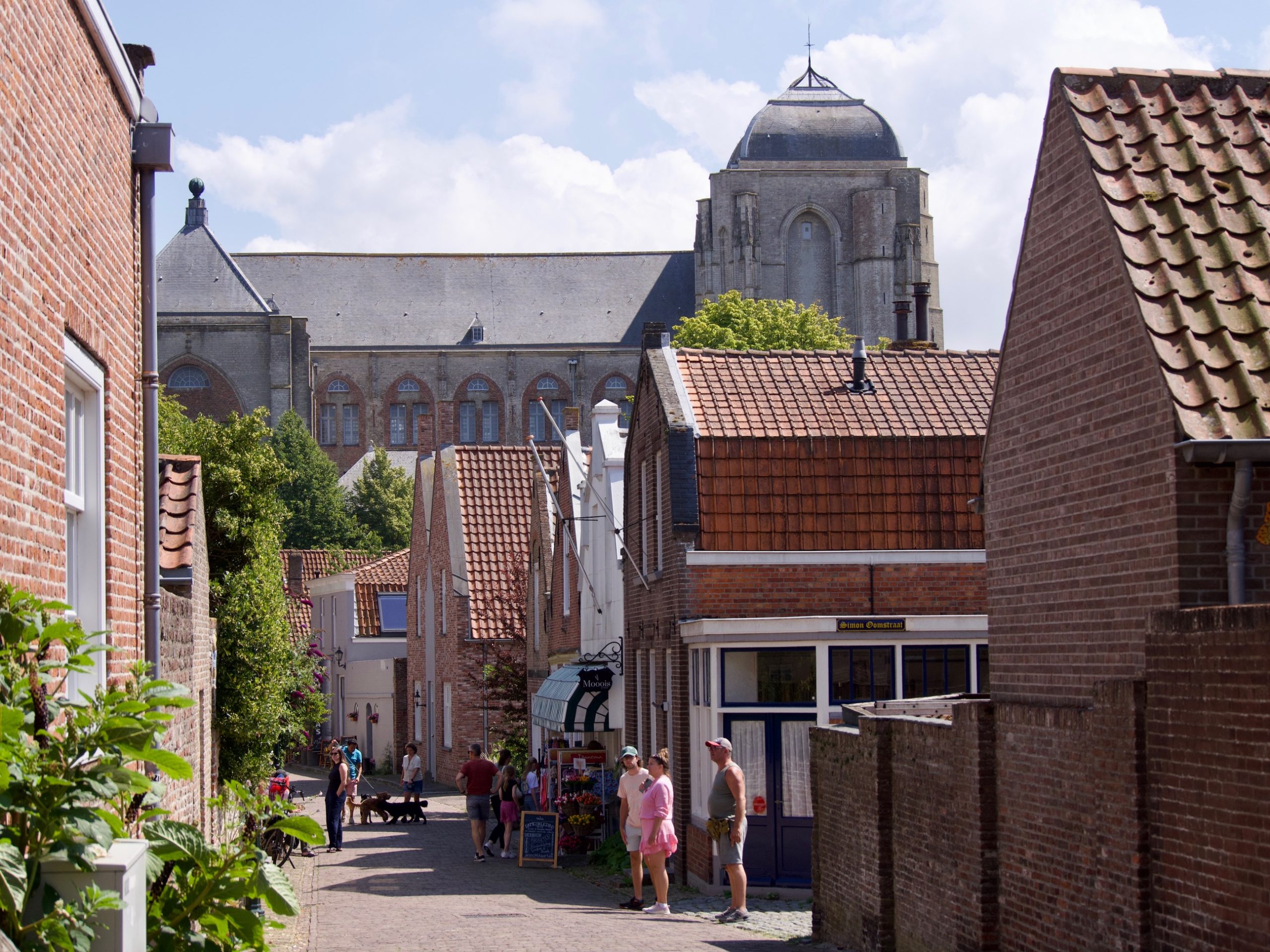 De grote kerk van Veere vanuit een straatje gezien