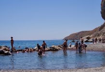 Mensen die baden in de thermal spring op Kos Embros Thermae