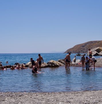Mensen die baden in de thermal spring op Kos Embros Thermae