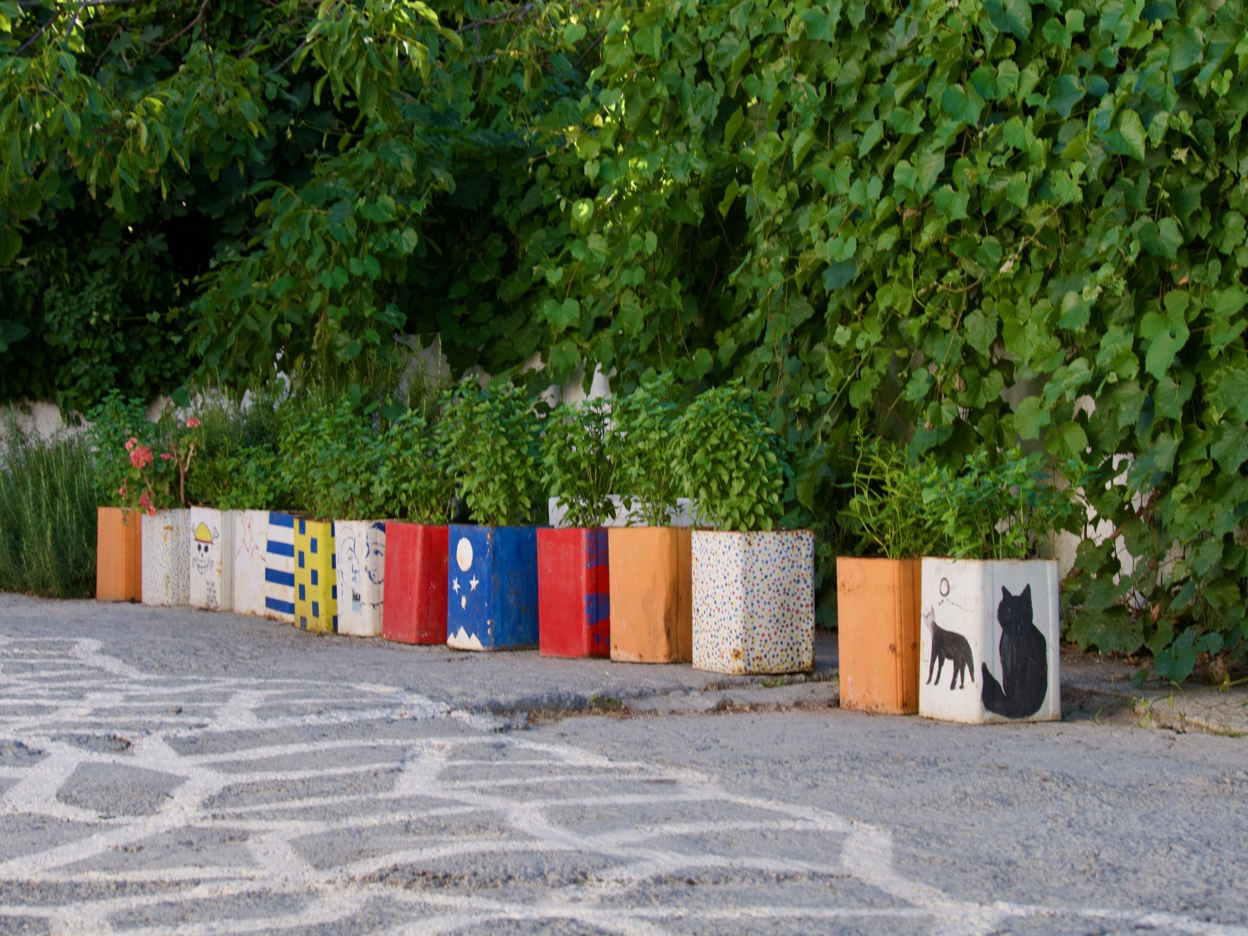 Straatje in Zia met gekleurde bloempotten