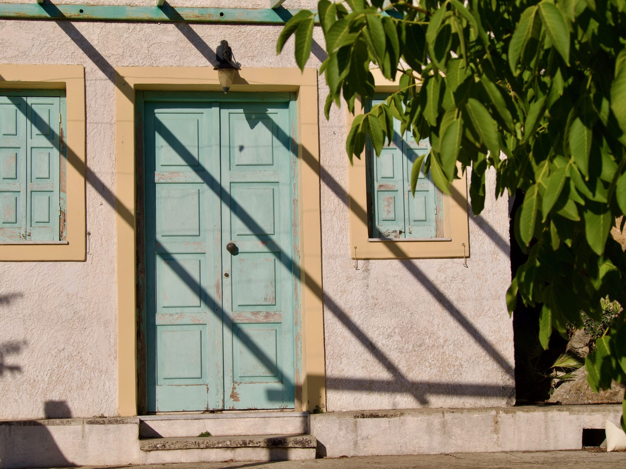 Traditioneel huis in Zia op Kos met schaduwen