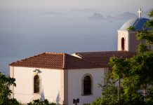 Griekse traditionele kerk met blauwe koepel in Zia op Kos met uitzicht