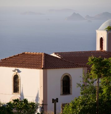 Griekse traditionele kerk met blauwe koepel in Zia op Kos met uitzicht