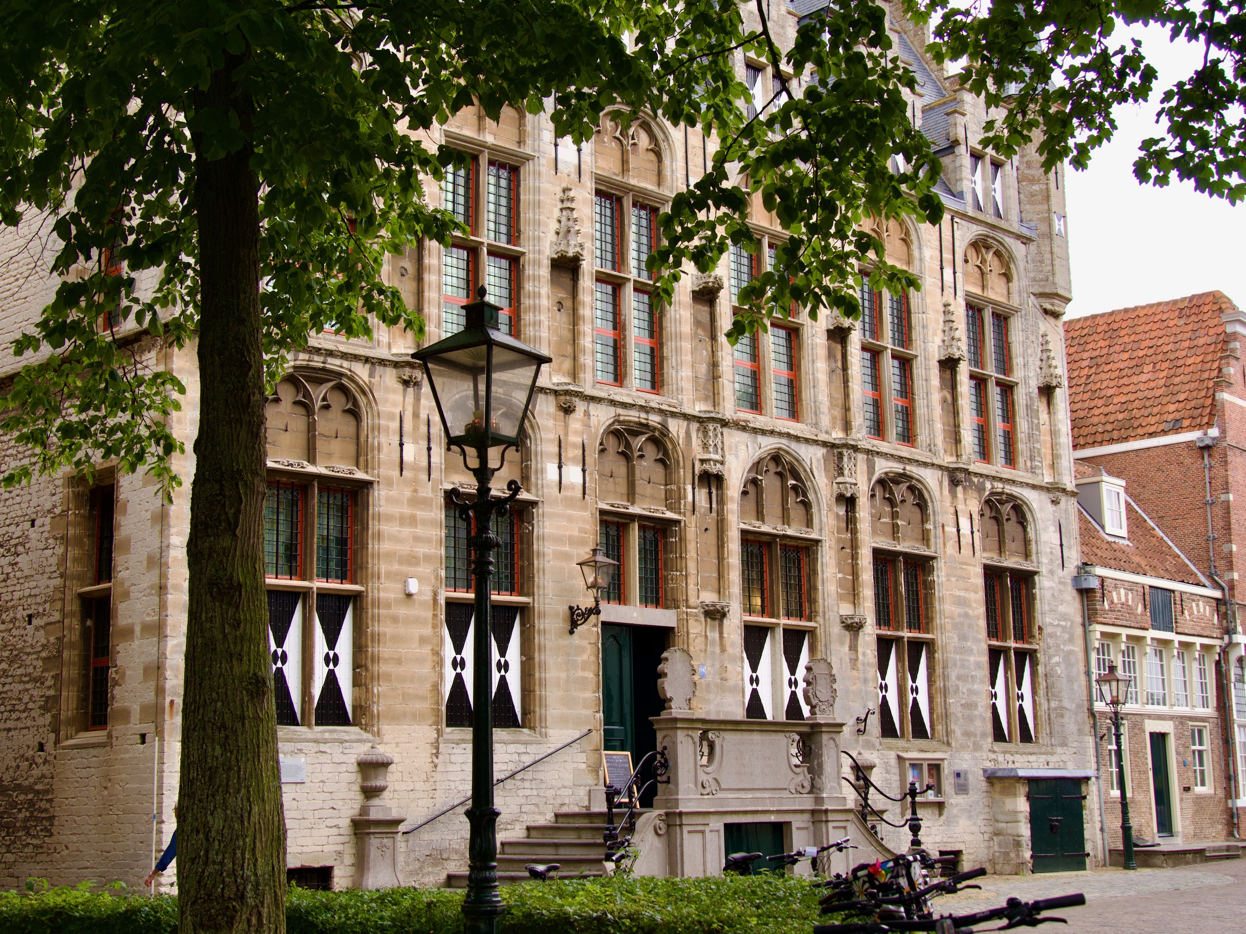 Voorkant van het oude stadhuis in Veere