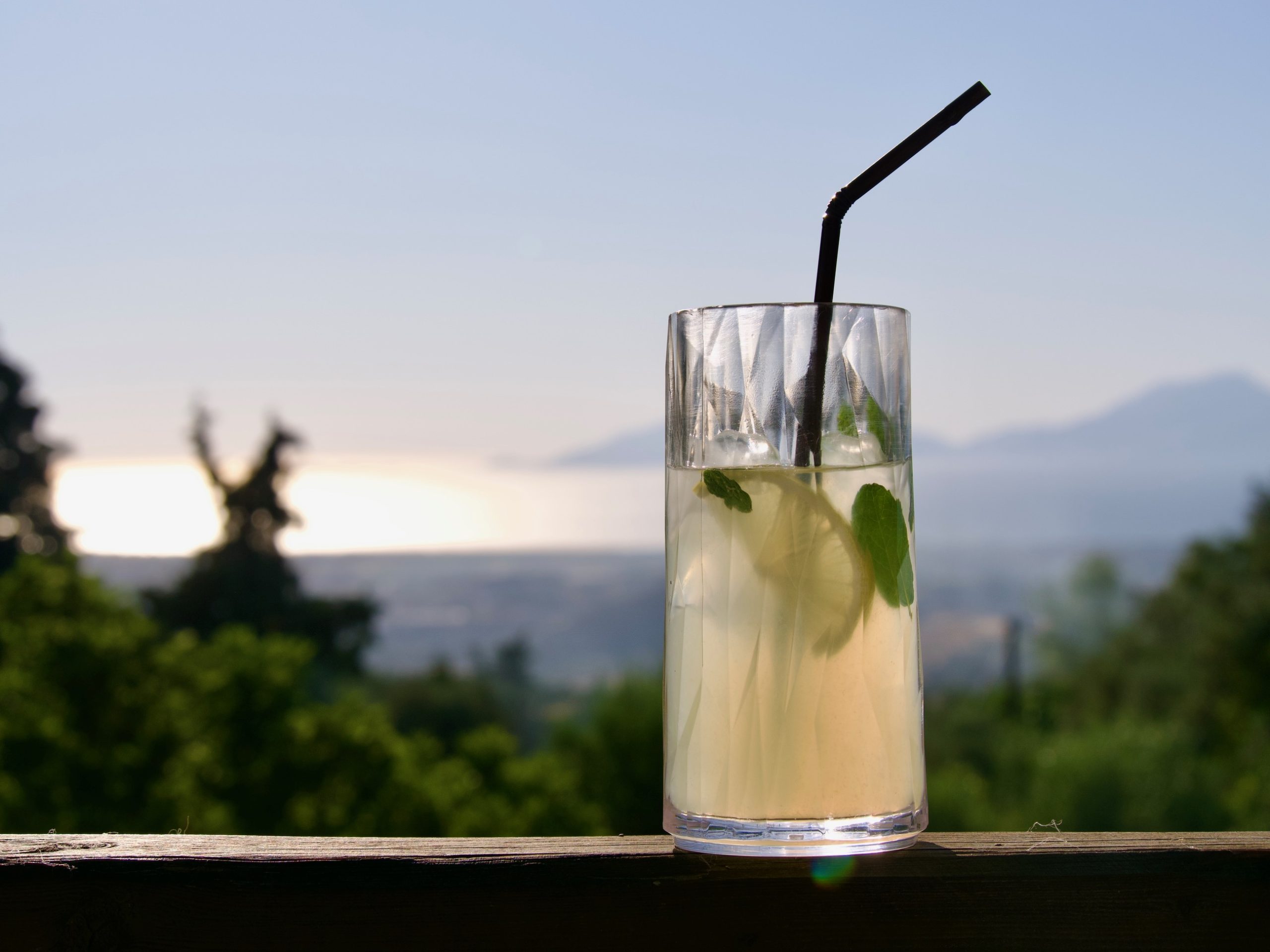 Een glas homemade limonade met uitzicht op de bergen en de zee in Zia