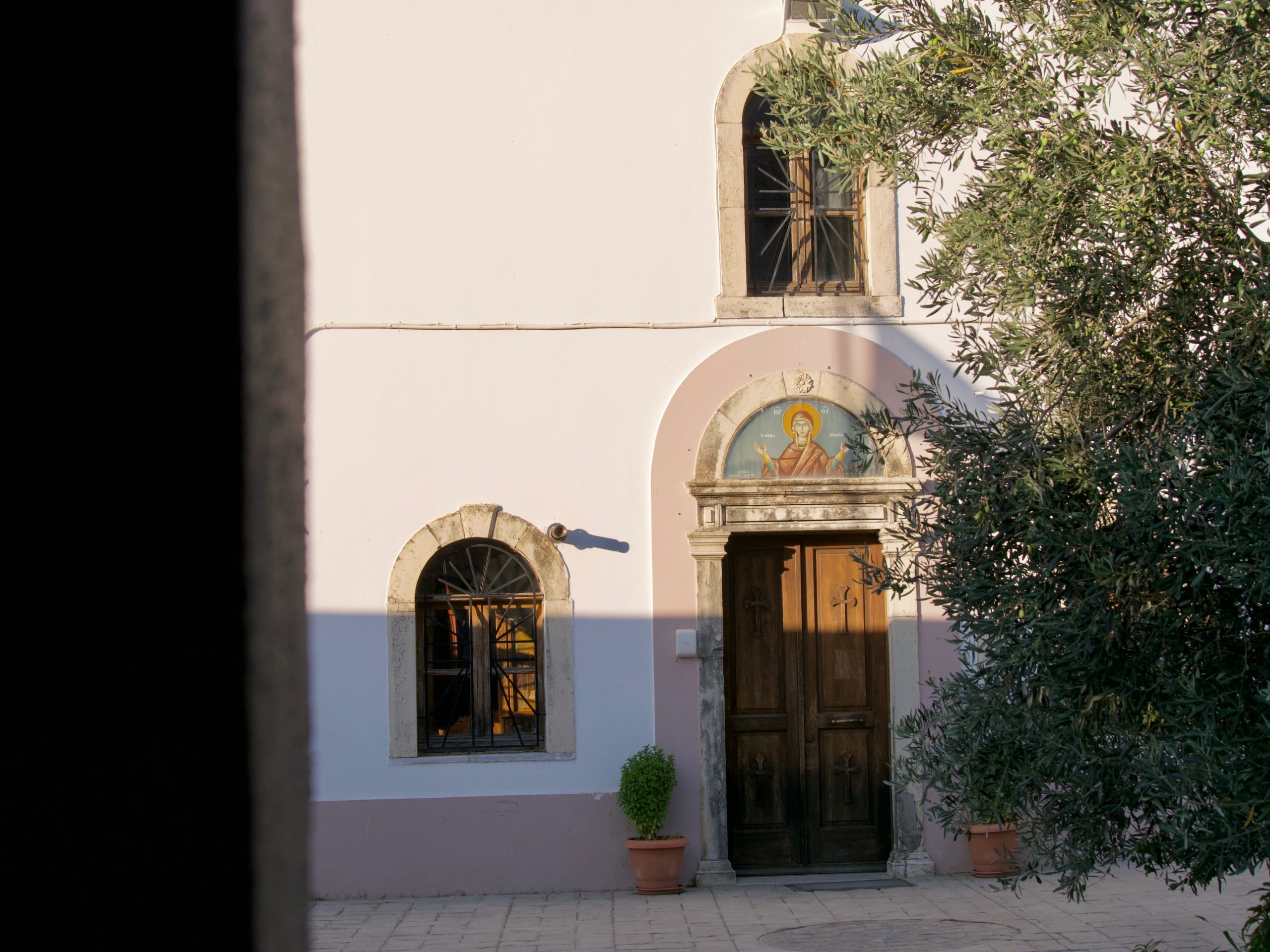 De gevel van de kerk bovendop de berg in Zia