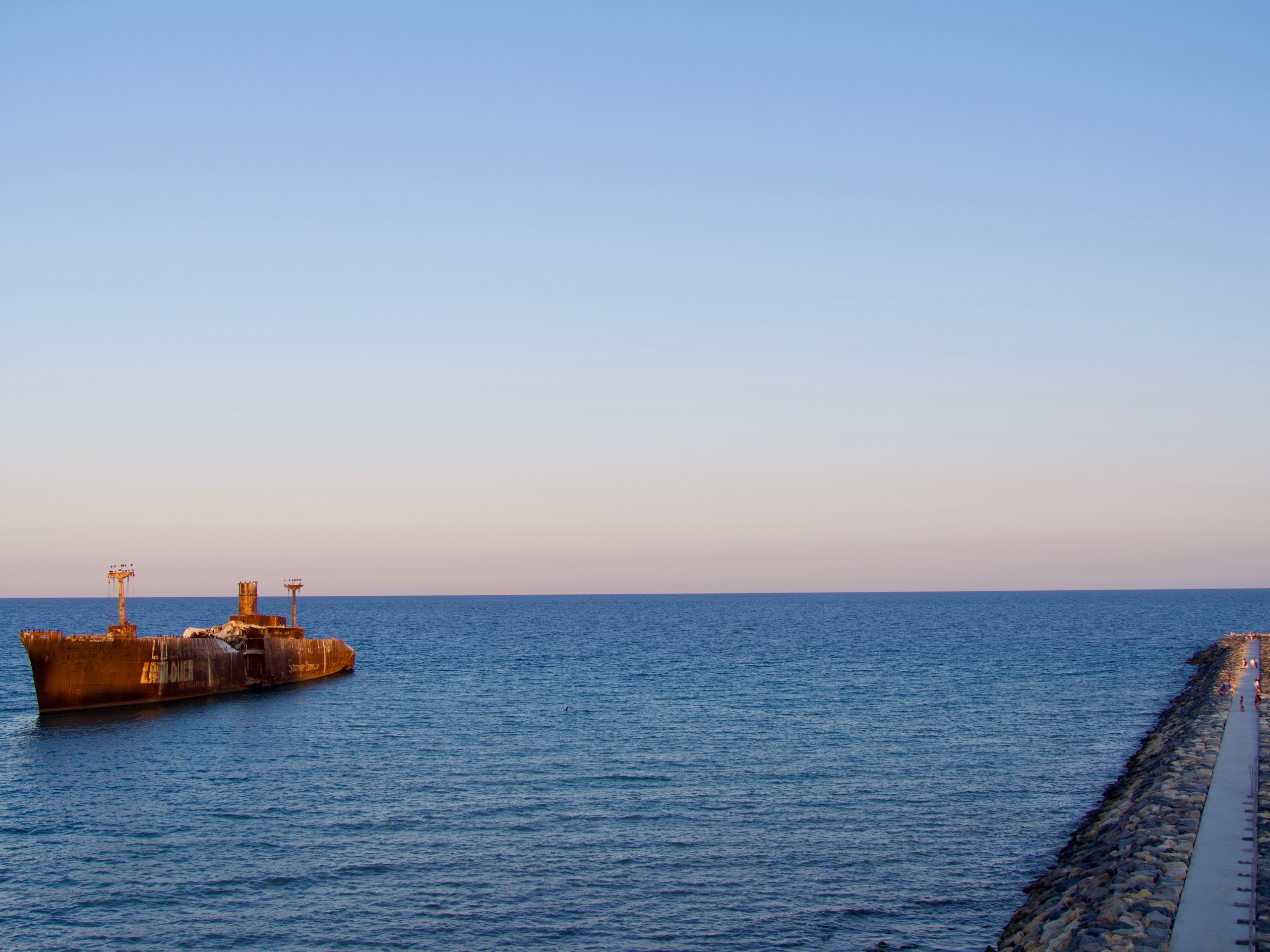Pier bij Costinești naast het wrak