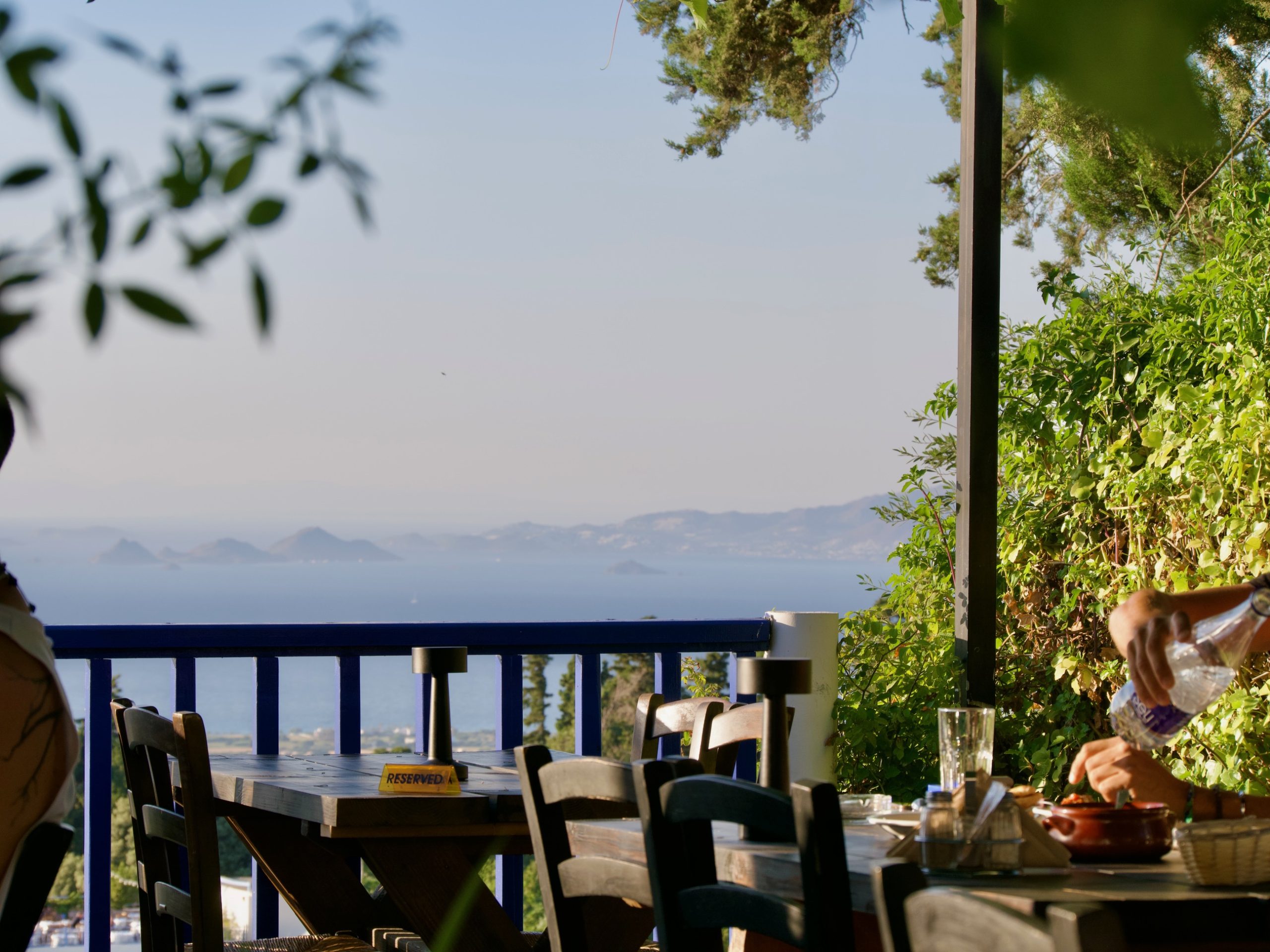 Terras met uitzicht over Zia op Kos bij restaurant Omoredon