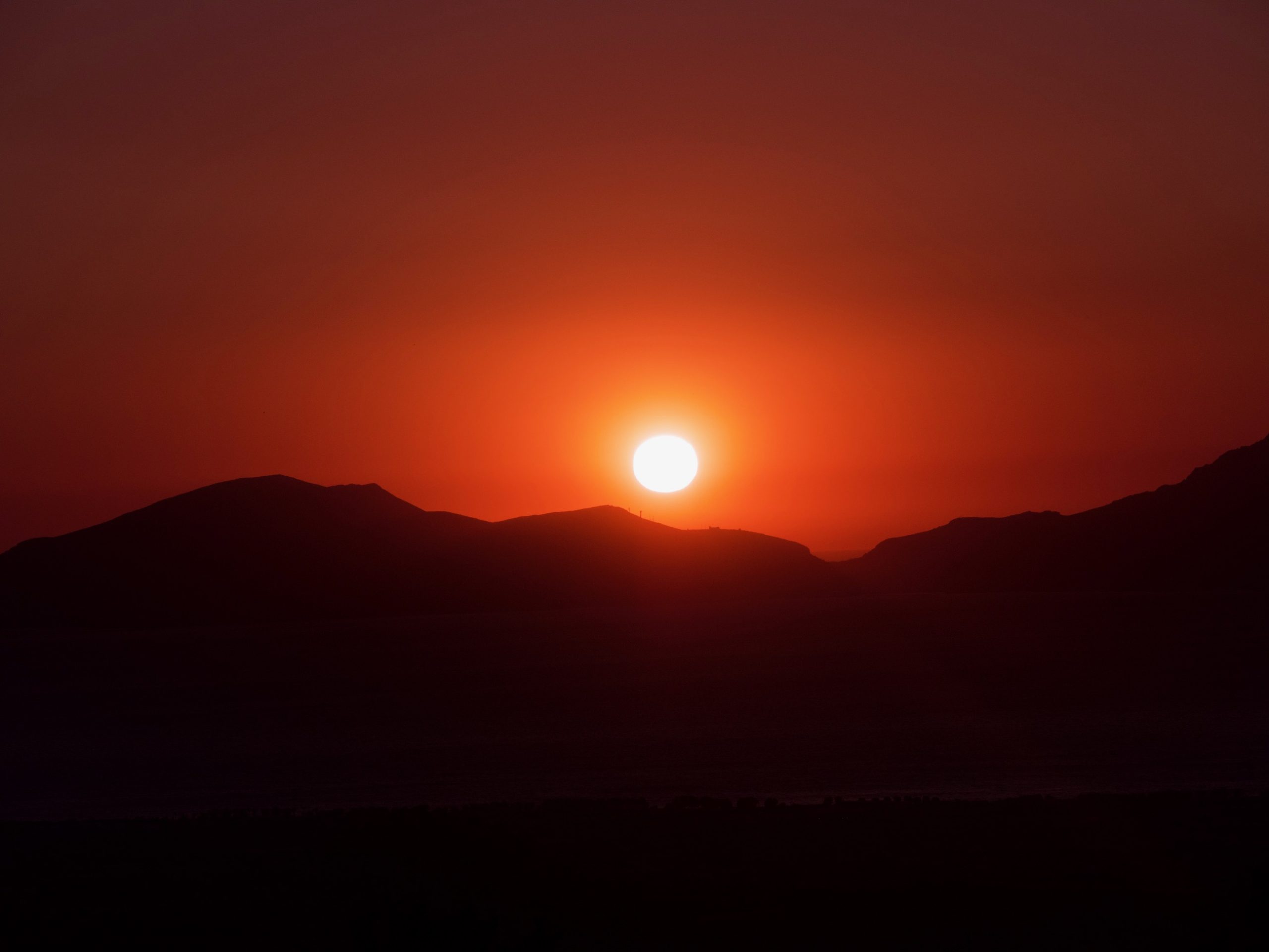 de zon gaat bijna onder in zia, Griekenland