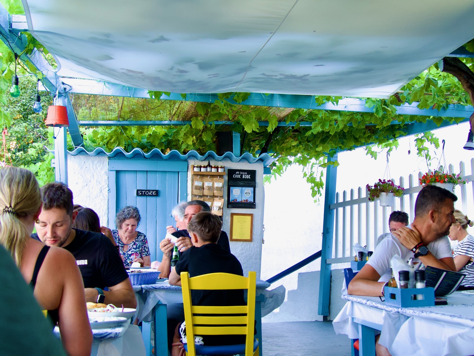 Taverana Zia No Stress met gekleurde stoeltjes in Zia