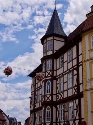 De vakwerkhuisjes in Fulda tegen een blauwe lucht