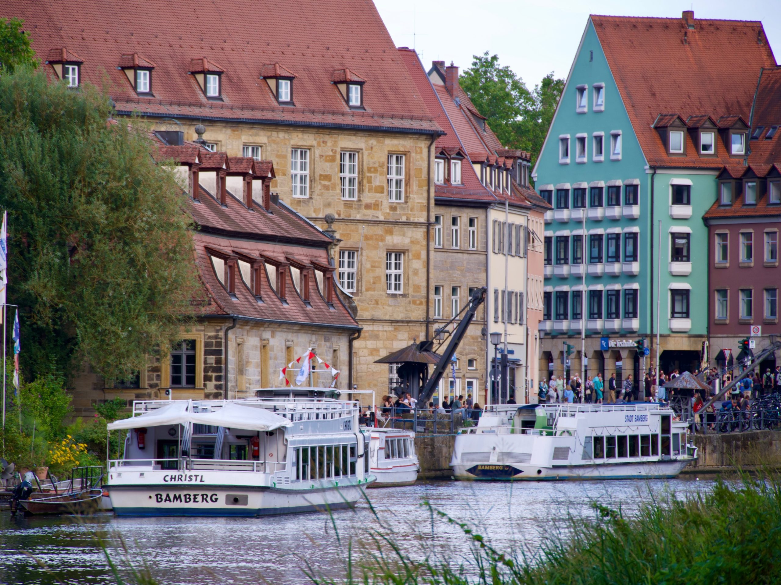 De rivier Regniz met rondvaartboten in Bamberg