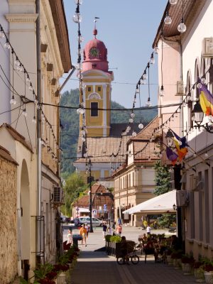 Een straat in het centrum van Baia Mare