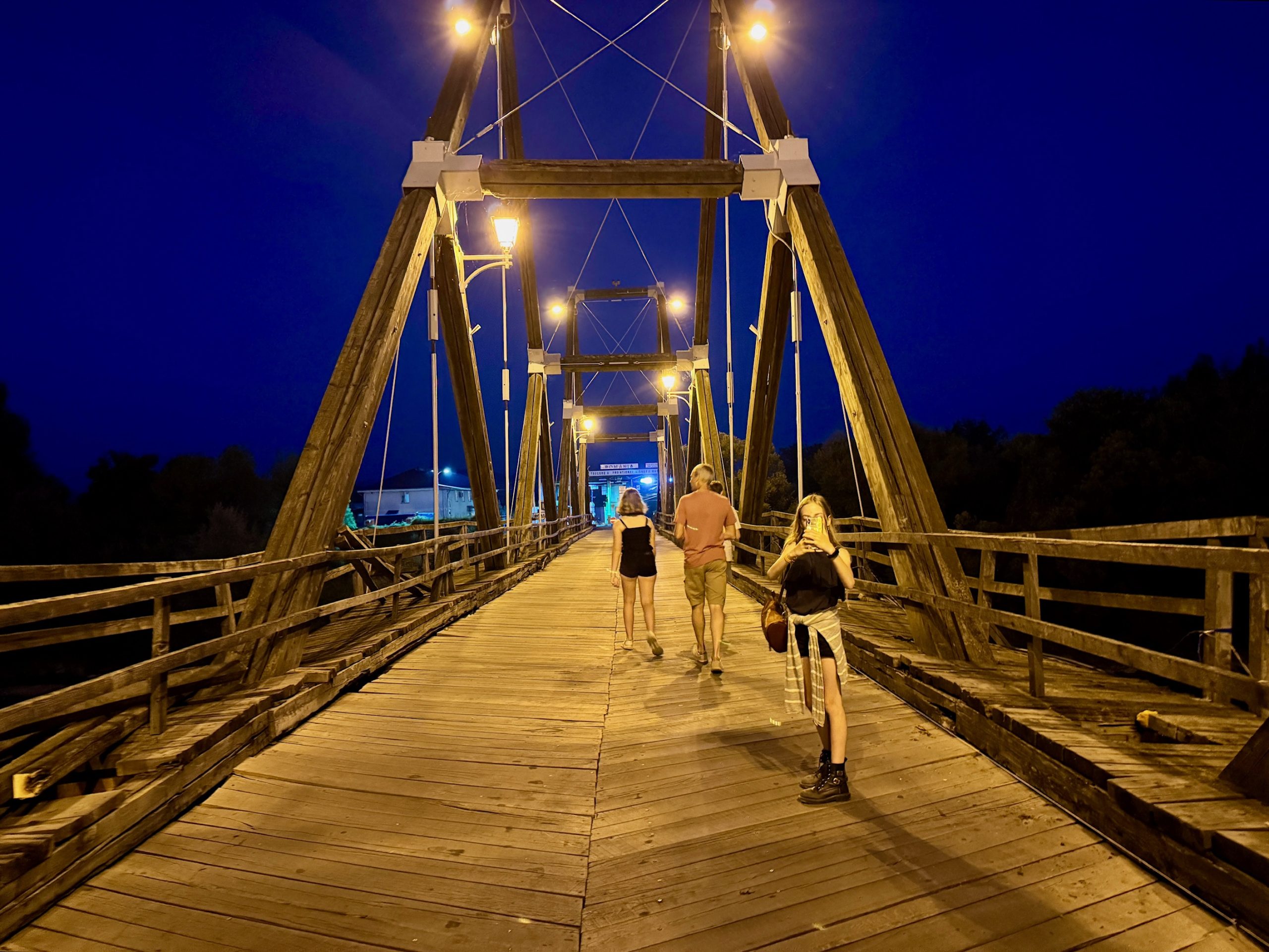 Brug over de Tisza vanuit Oekraïne naar Roemenië