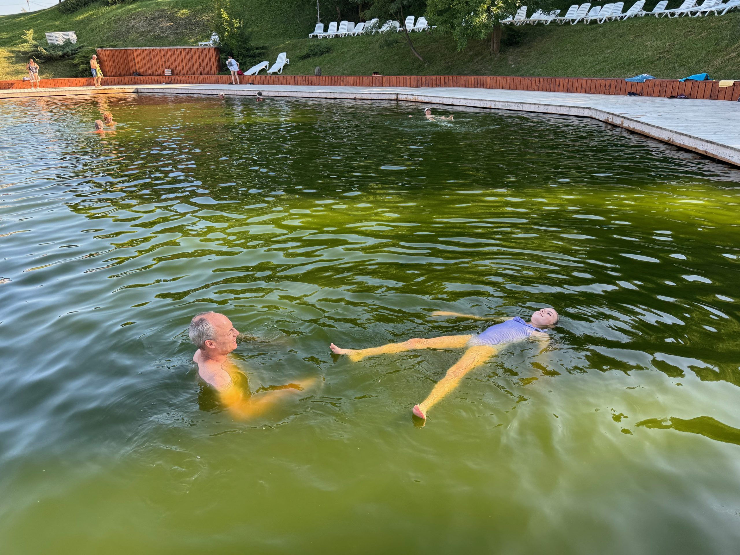 Blijven drijven in een zoutwaterbad in Roemenië