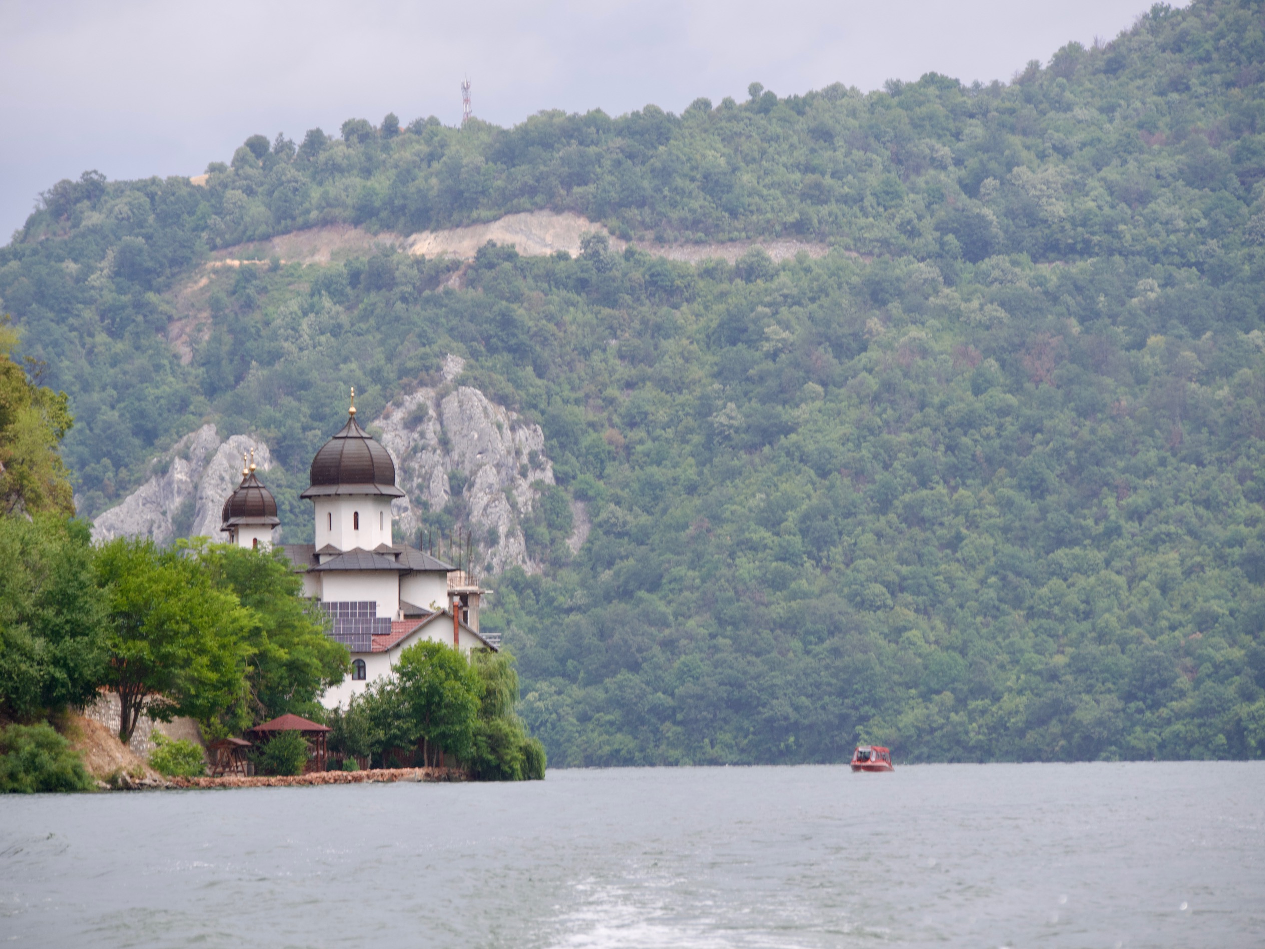 Manastirea Mraconia kerkje aan de Donau